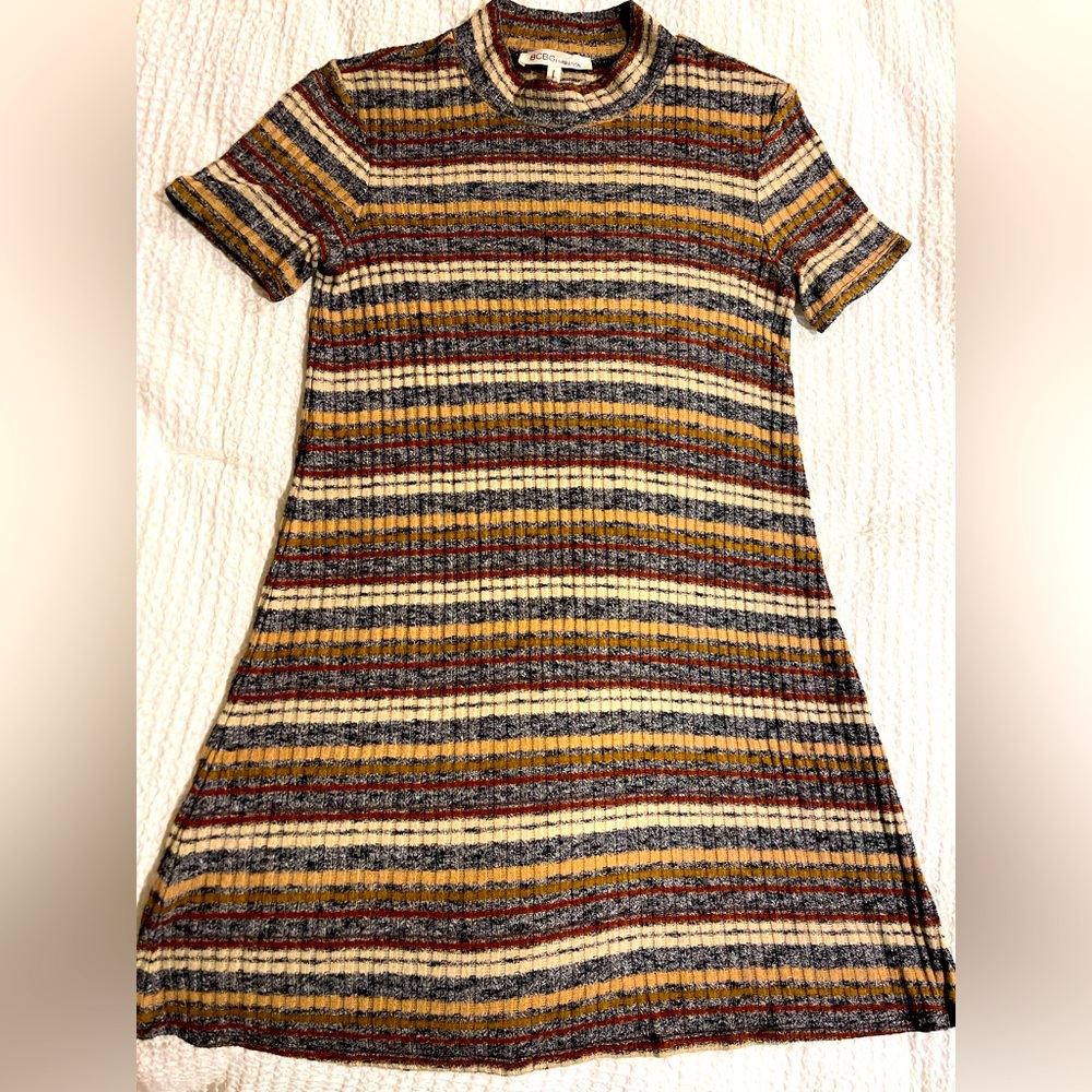 BCBG dress. Flattering style. Small.